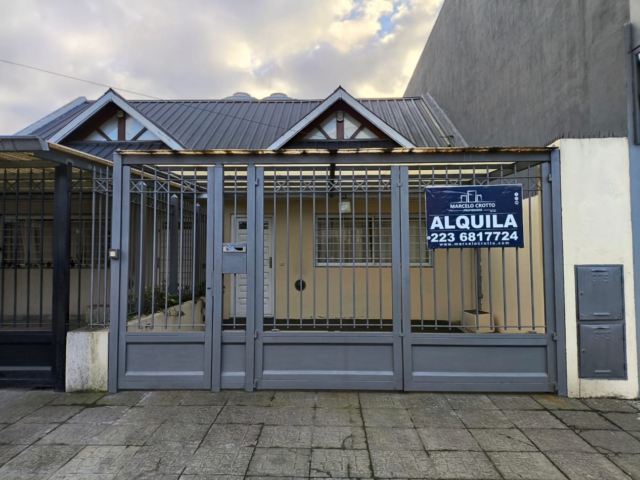 ALQUILER DUPLEX 3 AMBIENTES CON ENTRADA DE VEHICULO SEMICUBIERTA, PARRILLA Y PATIO