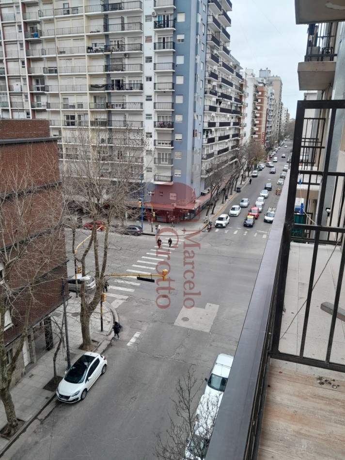 DEPARTAMENTO 2 ambientes a la calle con balcon saliente