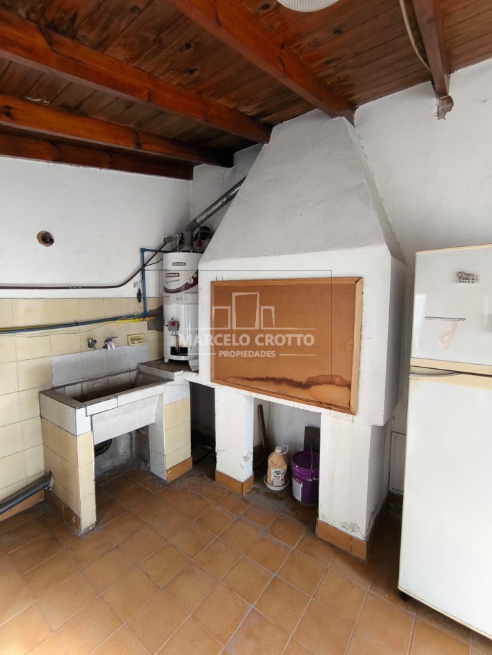ALQUILER VIVIENDA 24 MESES CHALET 3 AMTIENTES CON PATIO Y QUINCHO EN PLANTA ALTA ZONA MALVINAS Y LIBERTAD