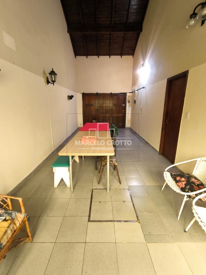 VENTA DE CHALET 3 AMBIENTES CON GARAGE DOBLE, PARQUE PATIO Y PARRILLA BARRIO CONSITUCION