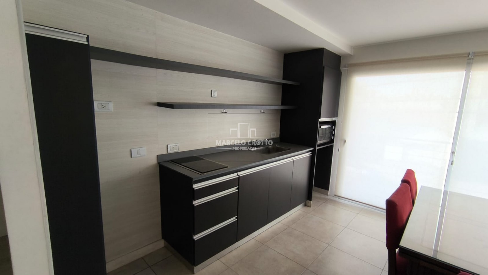 SEMIPISO DE 2 AMBIENTES CON BALCON A LA CALLE Y COCHERA BARRIO CHAUVIN