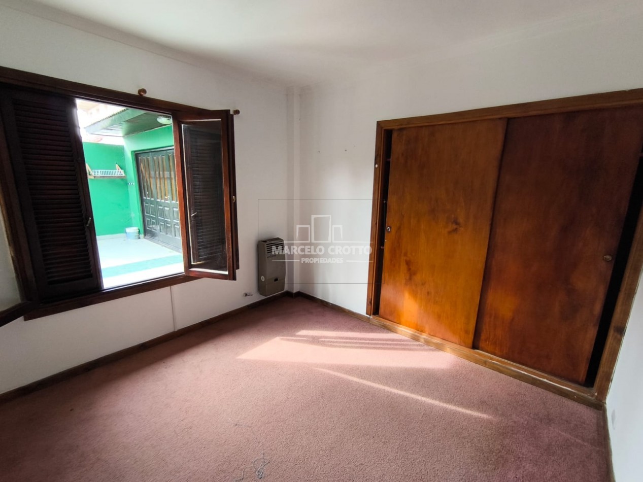 VENTA DE CHALET 3 AMBIENTES CON GARAGE DOBLE, PARQUE PATIO Y PARRILLA BARRIO CONSITUCION