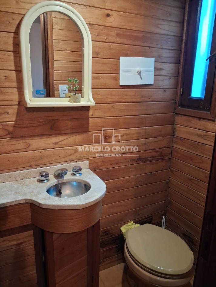 ALQUILER DE CHALET 4 AMBIENTES CON GARAGE, PATIO, PARQUE Y PARRILLA
