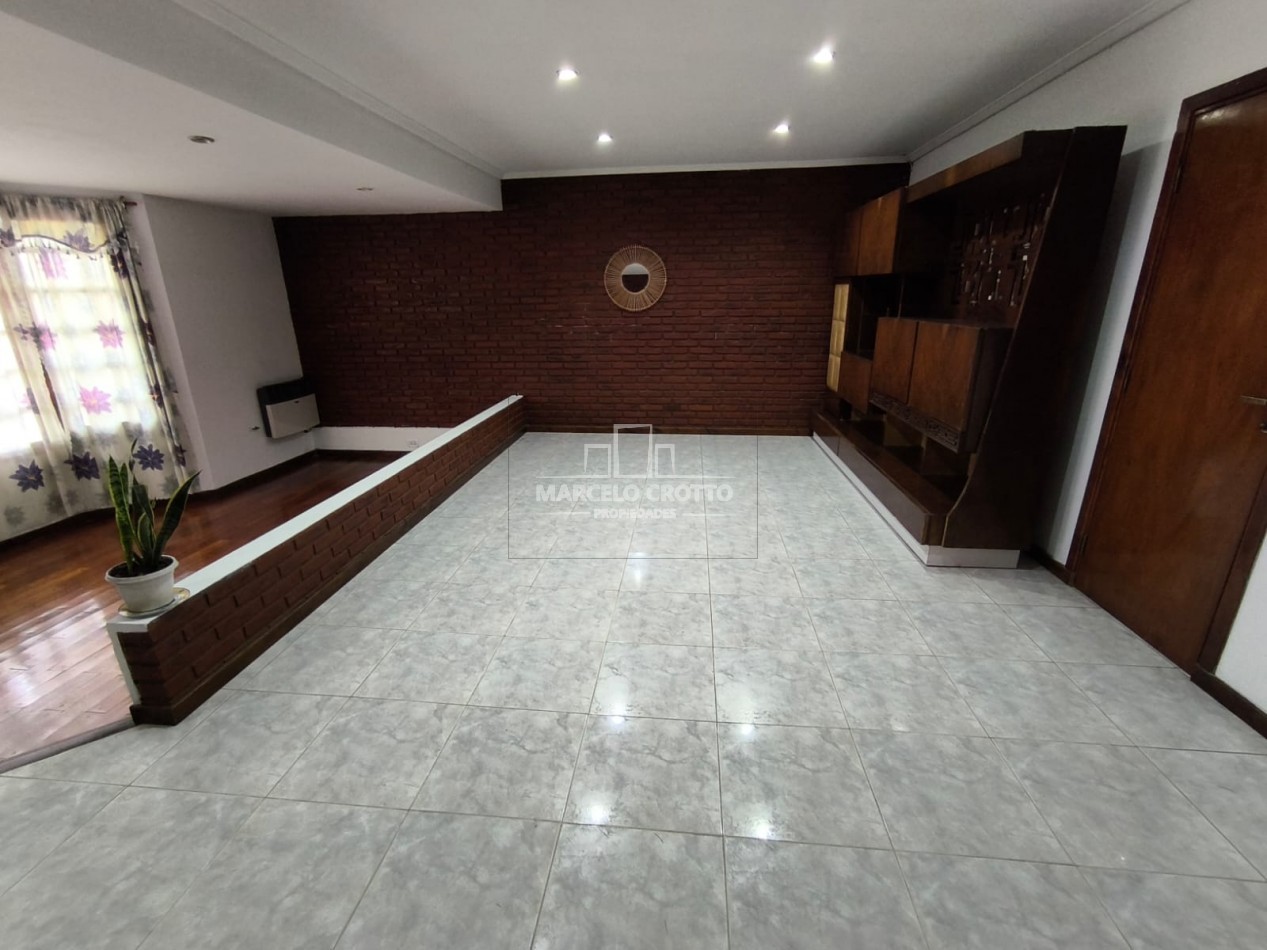 VENTA DE CHALET 3 AMBIENTES CON GARAGE DOBLE, PARQUE PATIO Y PARRILLA BARRIO CONSITUCION