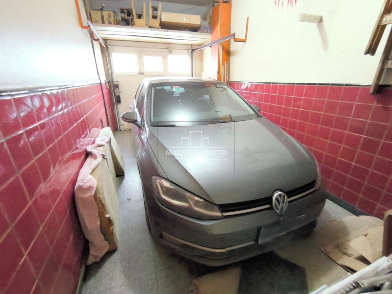 CHALET 5 AMBIENTES C/DEPENDENCIA, DOS PLANTAS CON GARAGE Y PARQUE