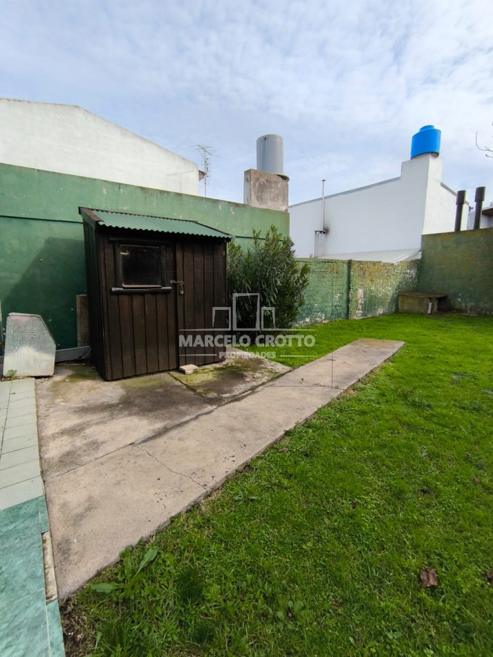 VENTA DE CHALET 3 AMBIENTES CON GARAGE DOBLE, PARQUE PATIO Y PARRILLA BARRIO CONSITUCION