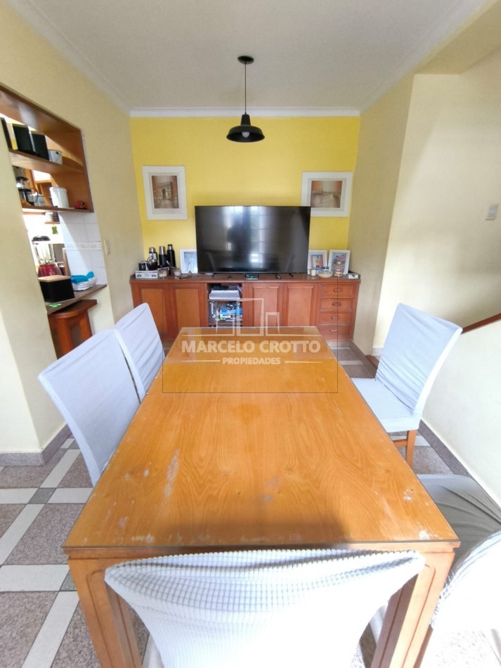 CHALET 5 AMBIENTES C/DEPENDENCIA, DOS PLANTAS CON GARAGE Y PARQUE
