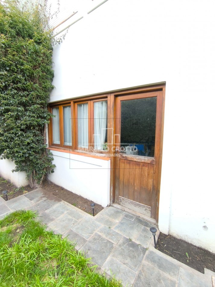 CHALET 5 AMBIENTES C/DEPENDENCIA, DOS PLANTAS CON GARAGE Y PARQUE