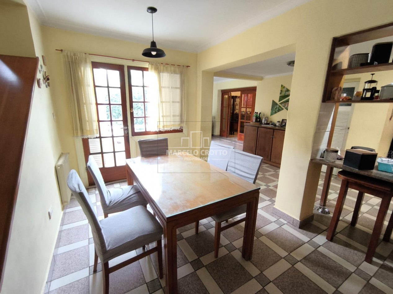 CHALET 5 AMBIENTES C/DEPENDENCIA, DOS PLANTAS CON GARAGE Y PARQUE