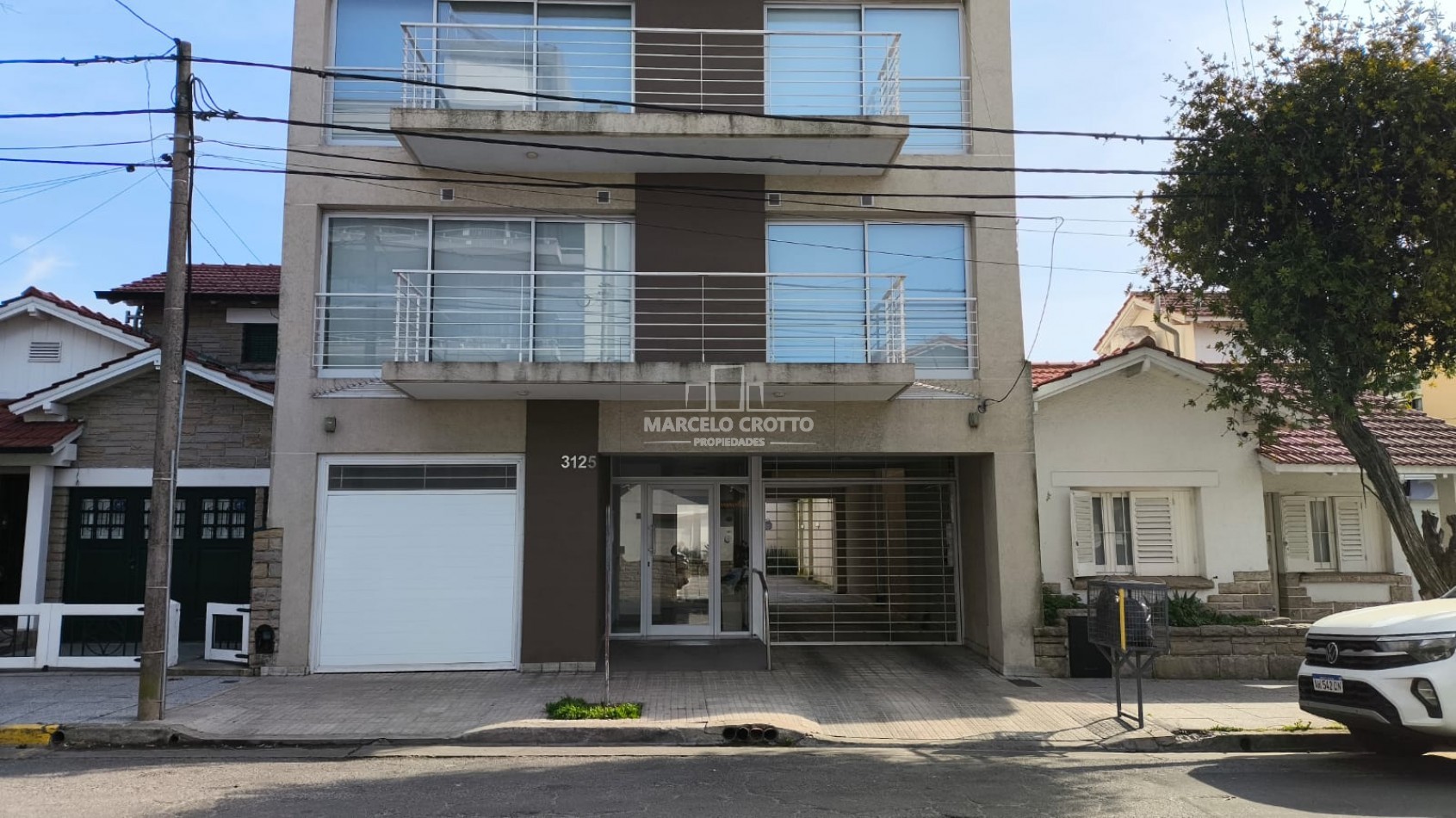 SEMIPISO DE 2 AMBIENTES CON BALCON A LA CALLE Y COCHERA BARRIO CHAUVIN