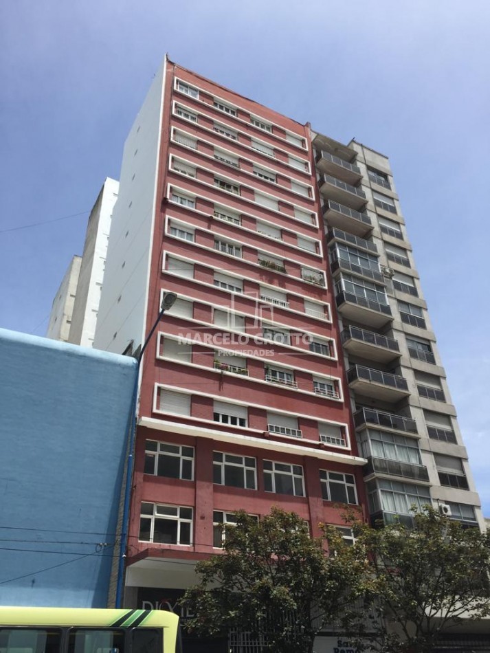 VENTA DEPARTAMENTO PISO 5 AMBIENTES CON BALCON A LA CALLE Y BAULERA ZONA MACROCENTRO
