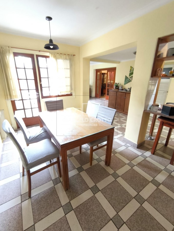 CHALET 5 AMBIENTES C/DEPENDENCIA, DOS PLANTAS CON GARAGE Y PARQUE