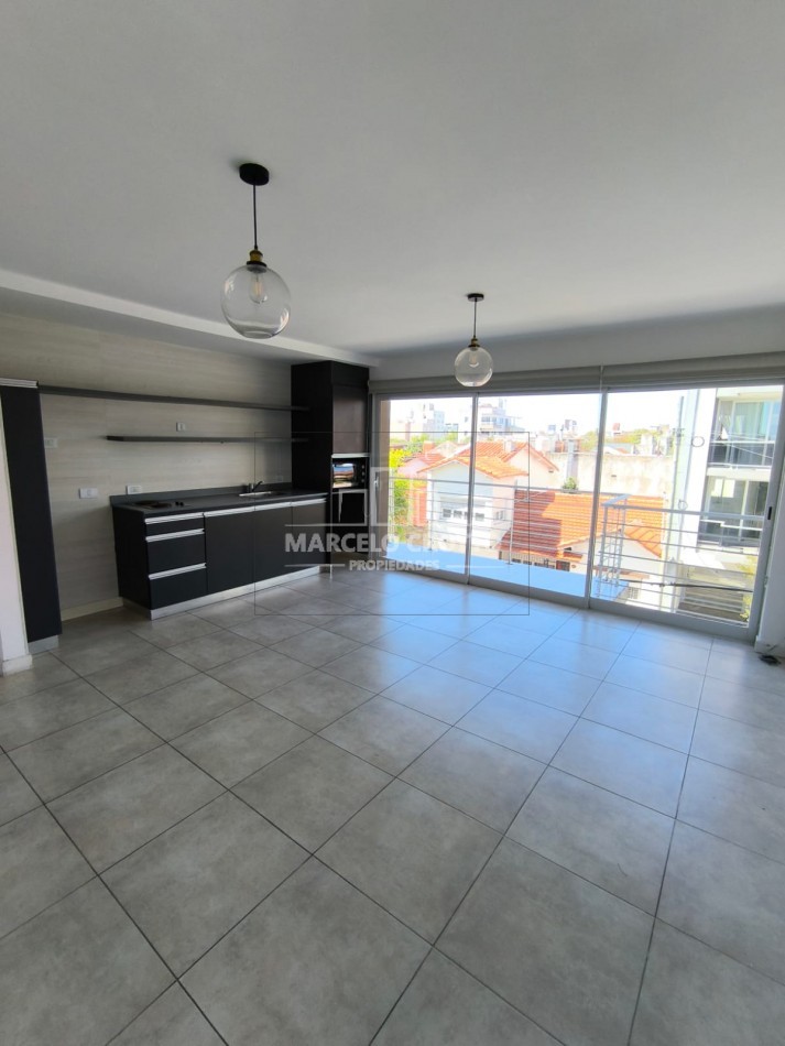 ALQUILER DEPARTAMENTO SEMIPISO 2 AMBIENTES CON BALCON CORRIDO A LA CALLE Y COCHERA, BARRIO CHAUVIN