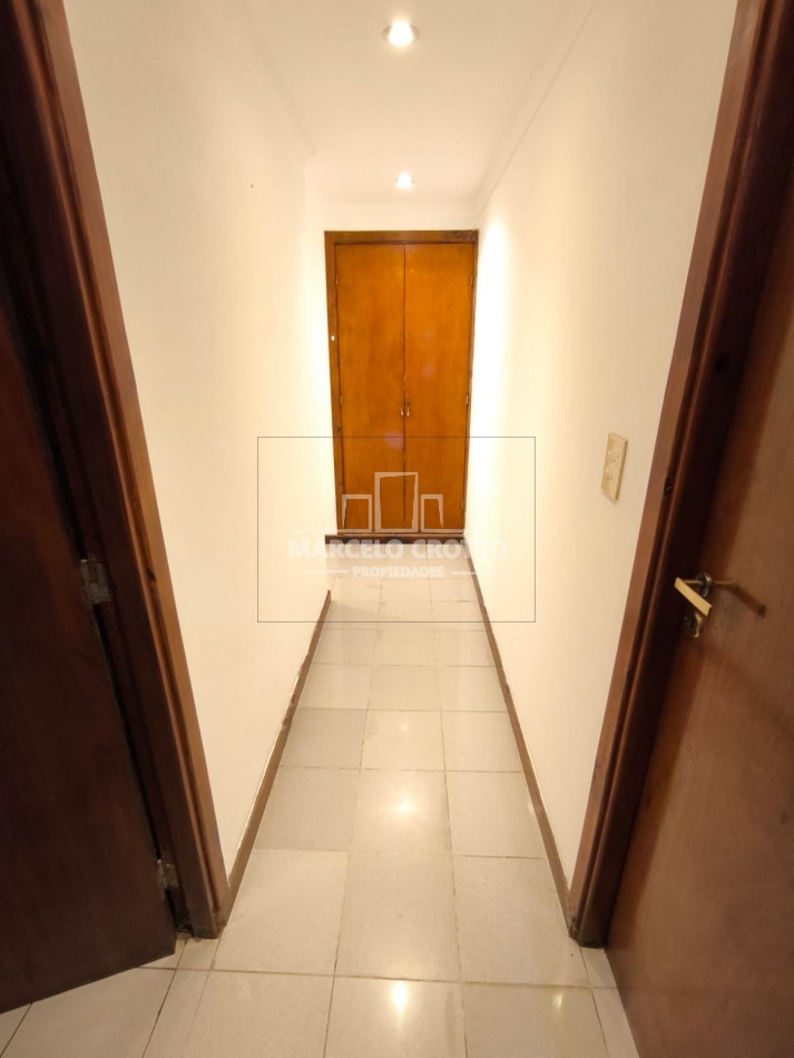VENTA DE CHALET 3 AMBIENTES CON GARAGE DOBLE, PARQUE PATIO Y PARRILLA BARRIO CONSITUCION