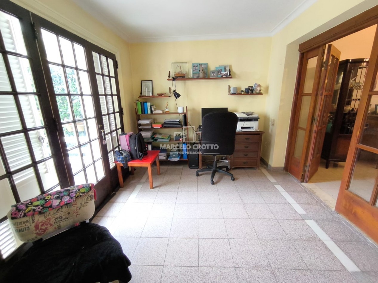 CHALET 5 AMBIENTES C/DEPENDENCIA, DOS PLANTAS CON GARAGE Y PARQUE