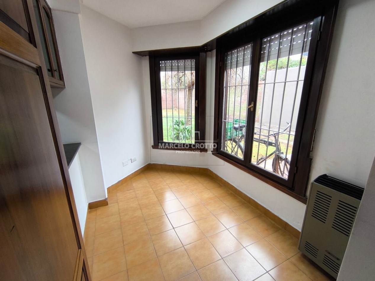 ALQUILER DE CHALET 4 AMBIENTES CON GARAGE, PATIO, PARQUE Y PARRILLA