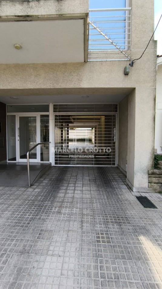 SEMIPISO DE 2 AMBIENTES CON BALCON A LA CALLE Y COCHERA BARRIO CHAUVIN
