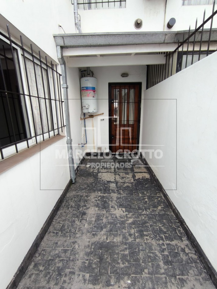 ALQUILER DUPLEX 3 AMBIENTES CON ENTRADA DE VEHICULO SEMICUBIERTA, PARRILLA Y PATIO