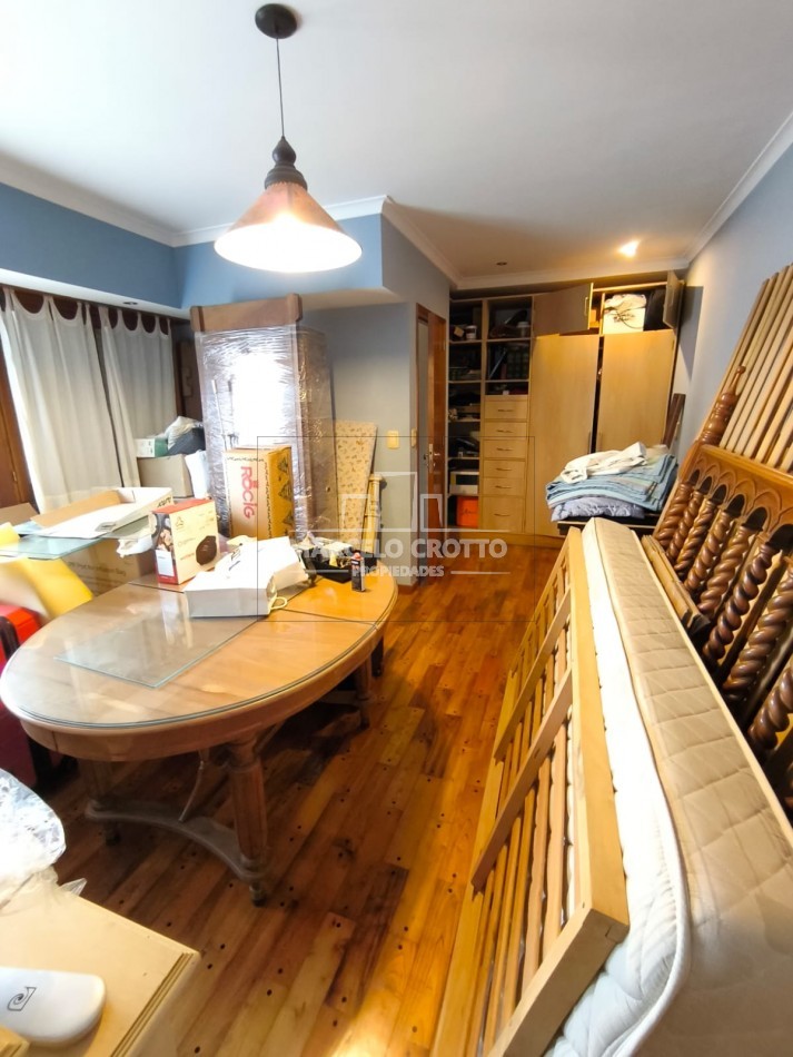 CHALET 5 AMBIENTES C/DEPENDENCIA, DOS PLANTAS CON GARAGE Y PARQUE