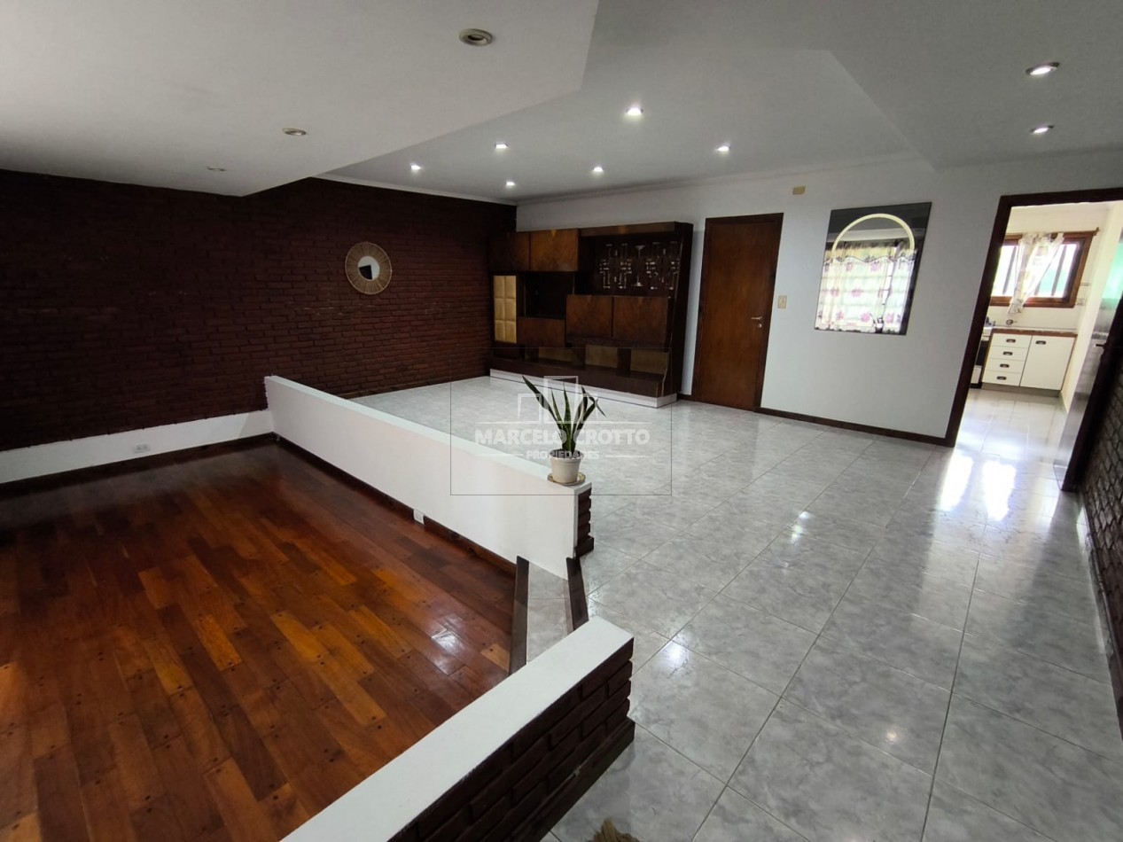 VENTA DE CHALET 3 AMBIENTES CON GARAGE DOBLE, PARQUE PATIO Y PARRILLA BARRIO CONSITUCION