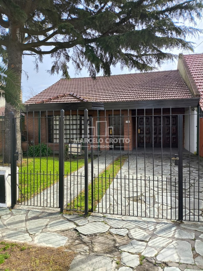 VENTA DE CHALET 3 AMBIENTES CON GARAGE DOBLE, PARQUE PATIO Y PARRILLA BARRIO CONSITUCION