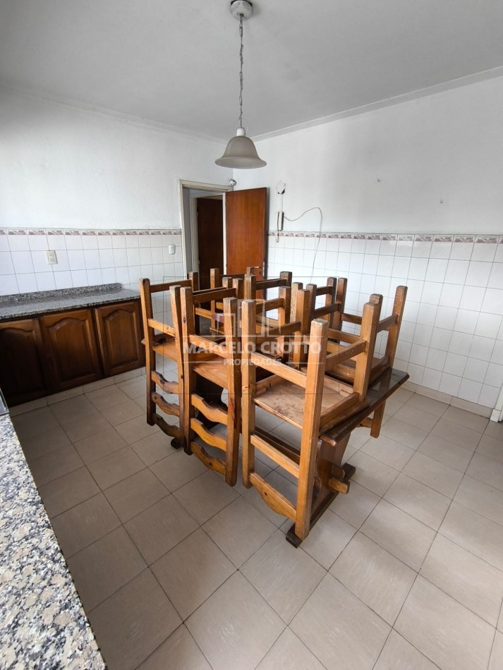 ALQUILER VIVIENDA 24 MESES CHALET 3 AMTIENTES CON PATIO Y QUINCHO EN PLANTA ALTA ZONA MALVINAS Y LIBERTAD