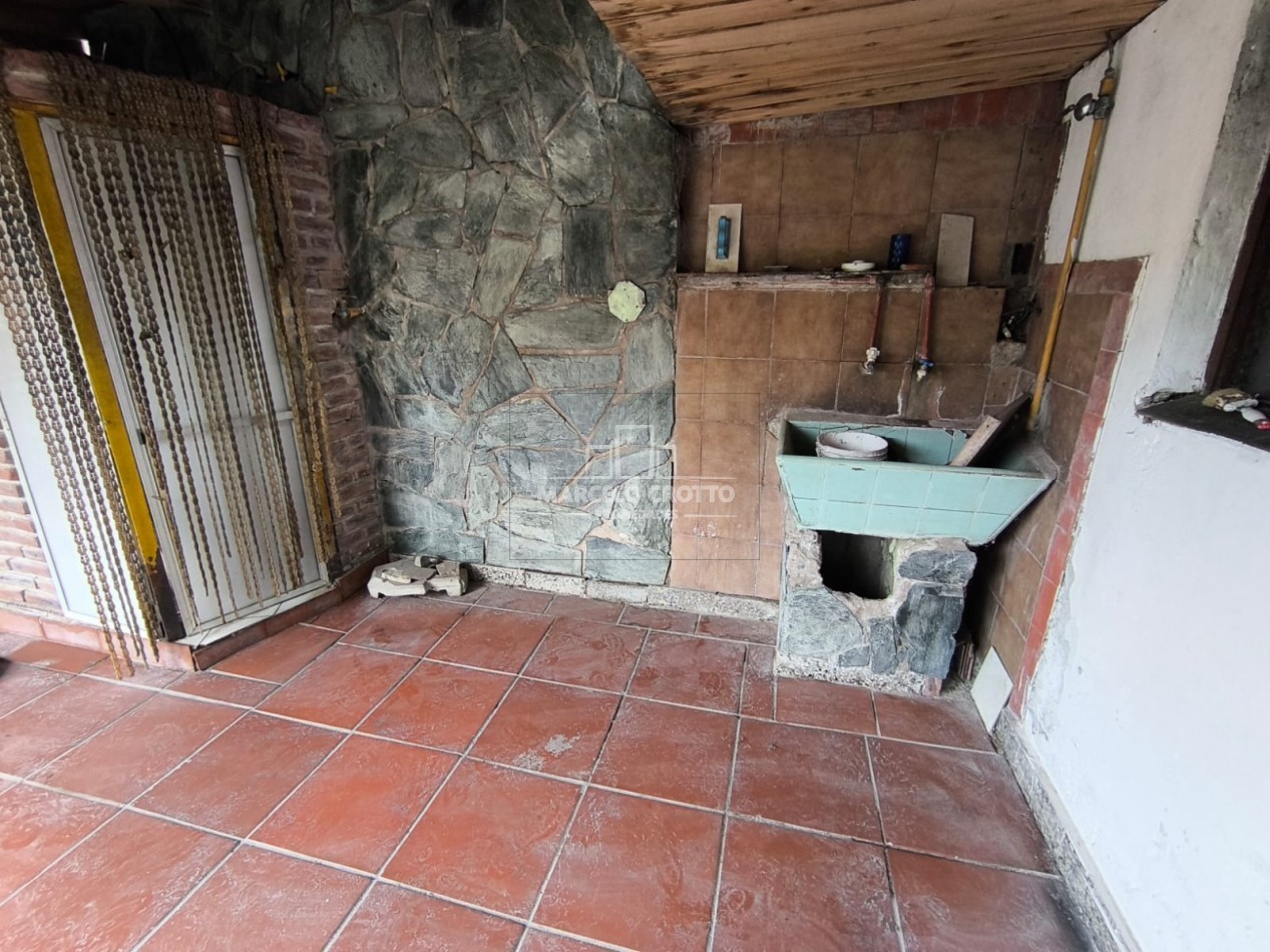 CHALET 4 AMBIENTES CON GALERIA, GARAGE Y PARQUE
