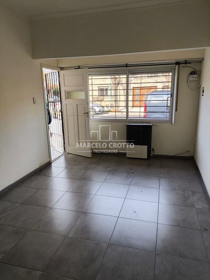 ALQUILER VIVIENDA CASA 3 AMBIENTES CON PATIO Y ESPACIO DE COCHERA DESCUBIERTO ZONA DON BOSCO Y AYACUCHO