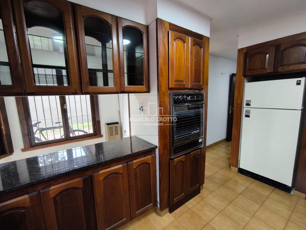 ALQUILER DE CHALET 4 AMBIENTES CON GARAGE, PATIO, PARQUE Y PARRILLA