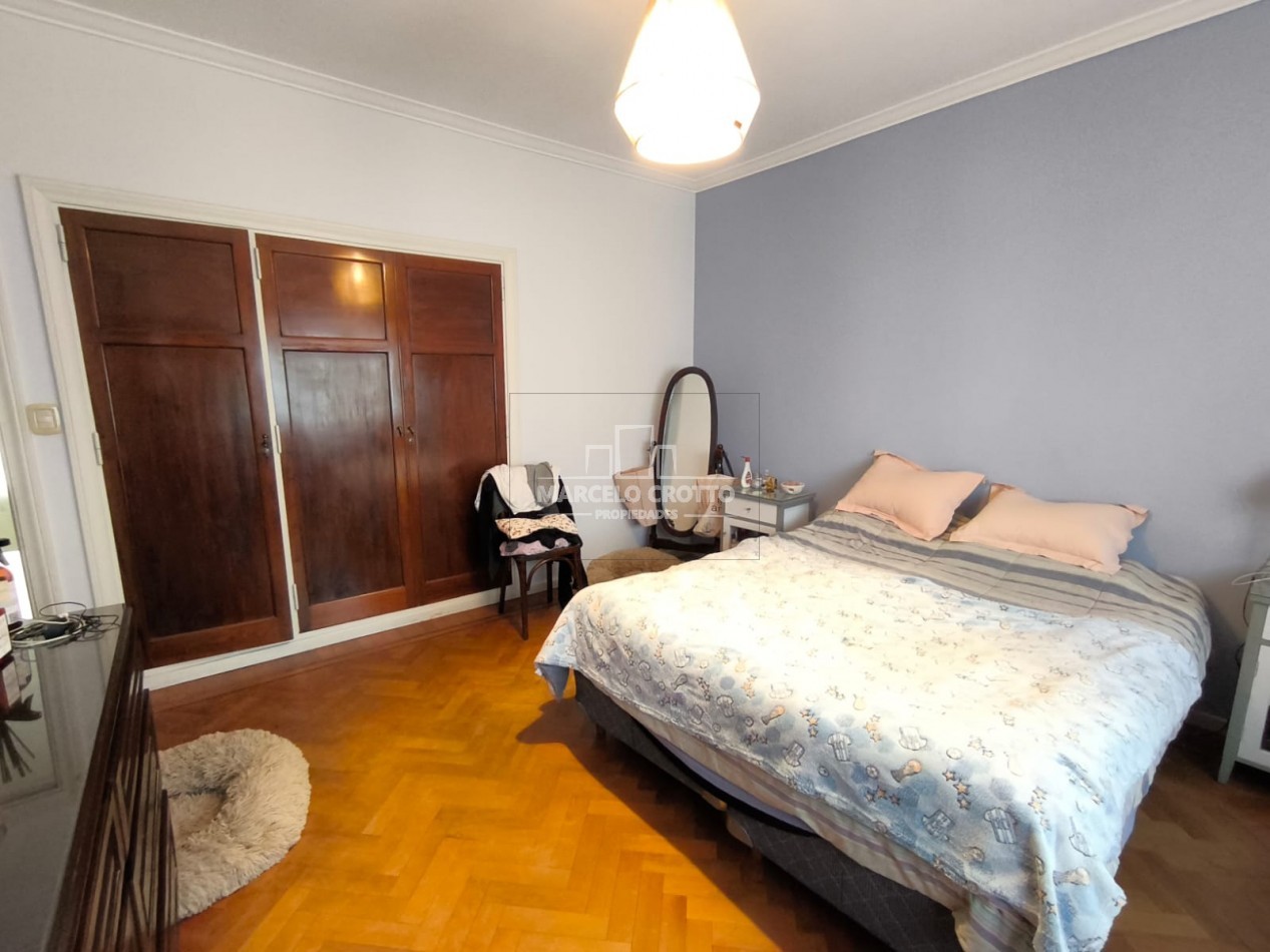 CHALET 5 AMBIENTES C/DEPENDENCIA, DOS PLANTAS CON GARAGE Y PARQUE