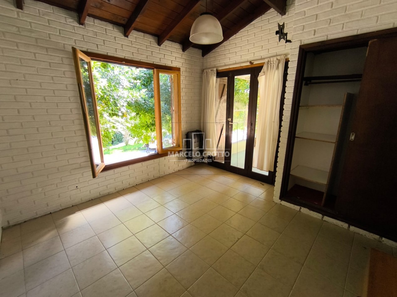 ALQUILER DE CASA 4 AMBIENTES CON GARAGE PARRILLA Y PATIO