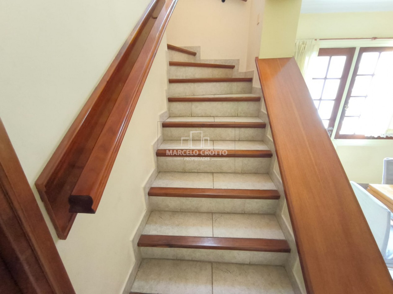 CHALET 5 AMBIENTES C/DEPENDENCIA, DOS PLANTAS CON GARAGE Y PARQUE