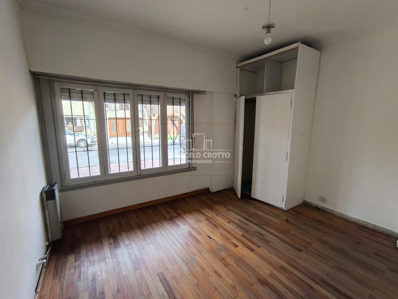 ALQUILER VIVIENDA CASA 3 AMBIENTES CON PATIO Y ESPACIO DE COCHERA DESCUBIERTO ZONA DON BOSCO Y AYACUCHO