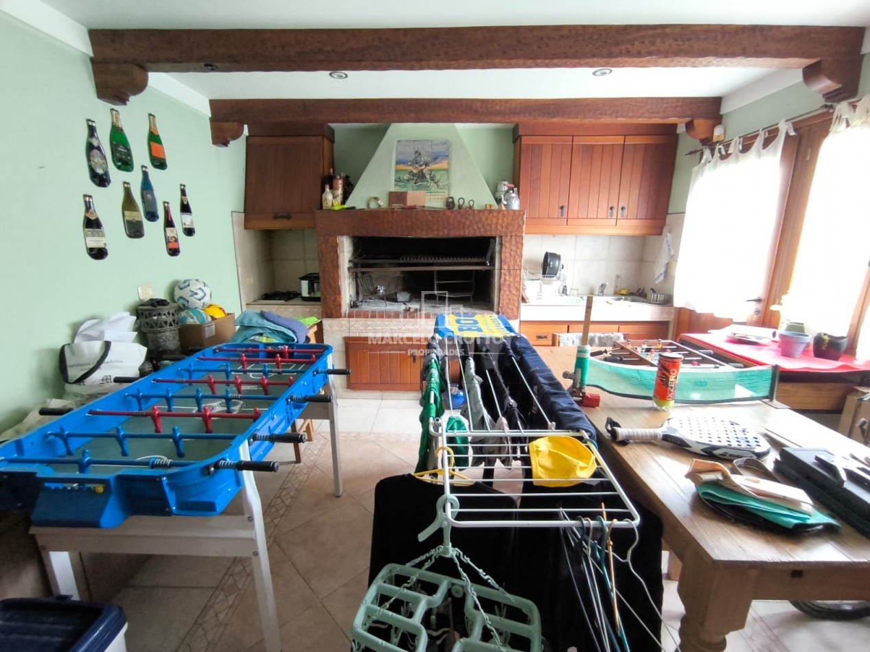 CHALET 5 AMBIENTES C/DEPENDENCIA, DOS PLANTAS CON GARAGE Y PARQUE