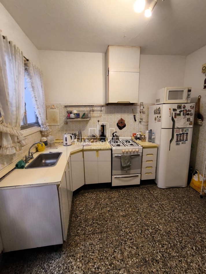 VENTA DE CASA EN  PH PLANTA BAJA (SOLO 2 UNIDADES) 4 AMBIENTES GARAGE Y PATIO, BARRIO LA PERLA