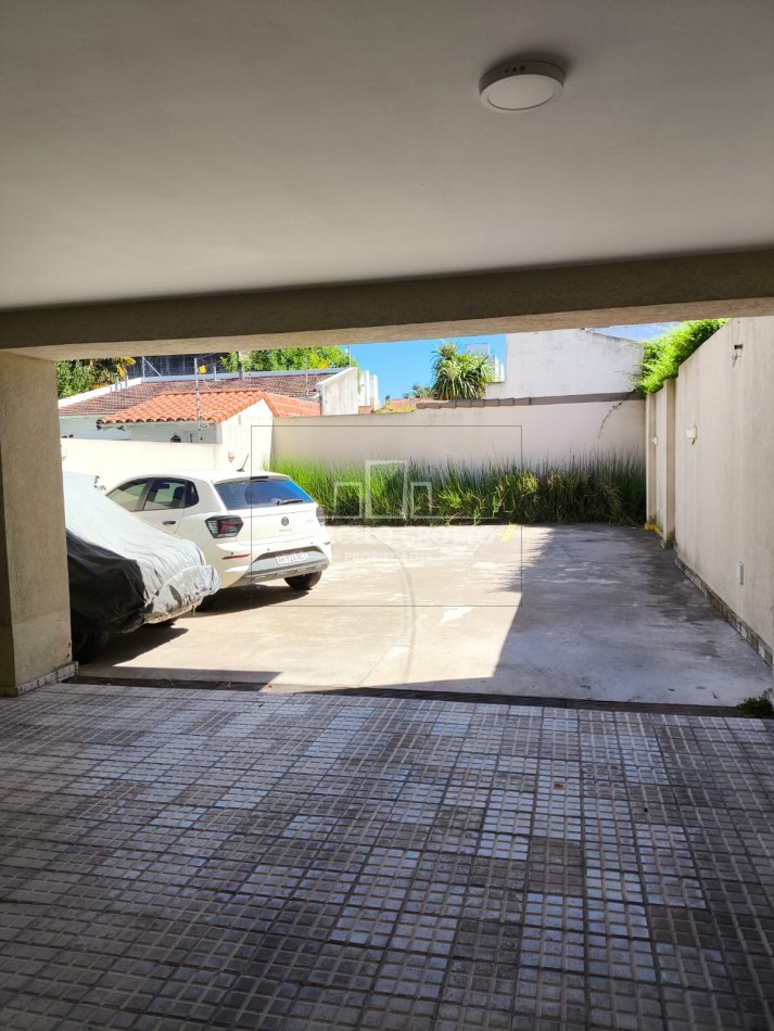 ALQUILER DEPARTAMENTO SEMIPISO 2 AMBIENTES CON BALCON CORRIDO A LA CALLE Y COCHERA, BARRIO CHAUVIN