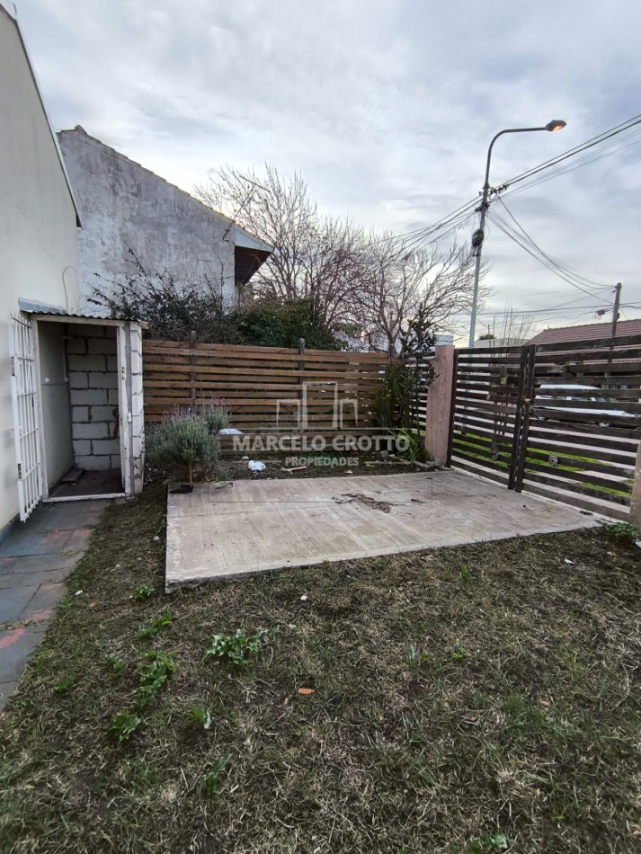 ALQUILER VIVIENDA CASA 3 AMBIENTES CON PATIO Y ESPACIO DE COCHERA DESCUBIERTO ZONA DON BOSCO Y AYACUCHO