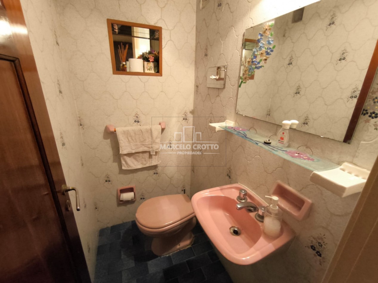 CHALET 5 AMBIENTES C/DEPENDENCIA, DOS PLANTAS CON GARAGE Y PARQUE