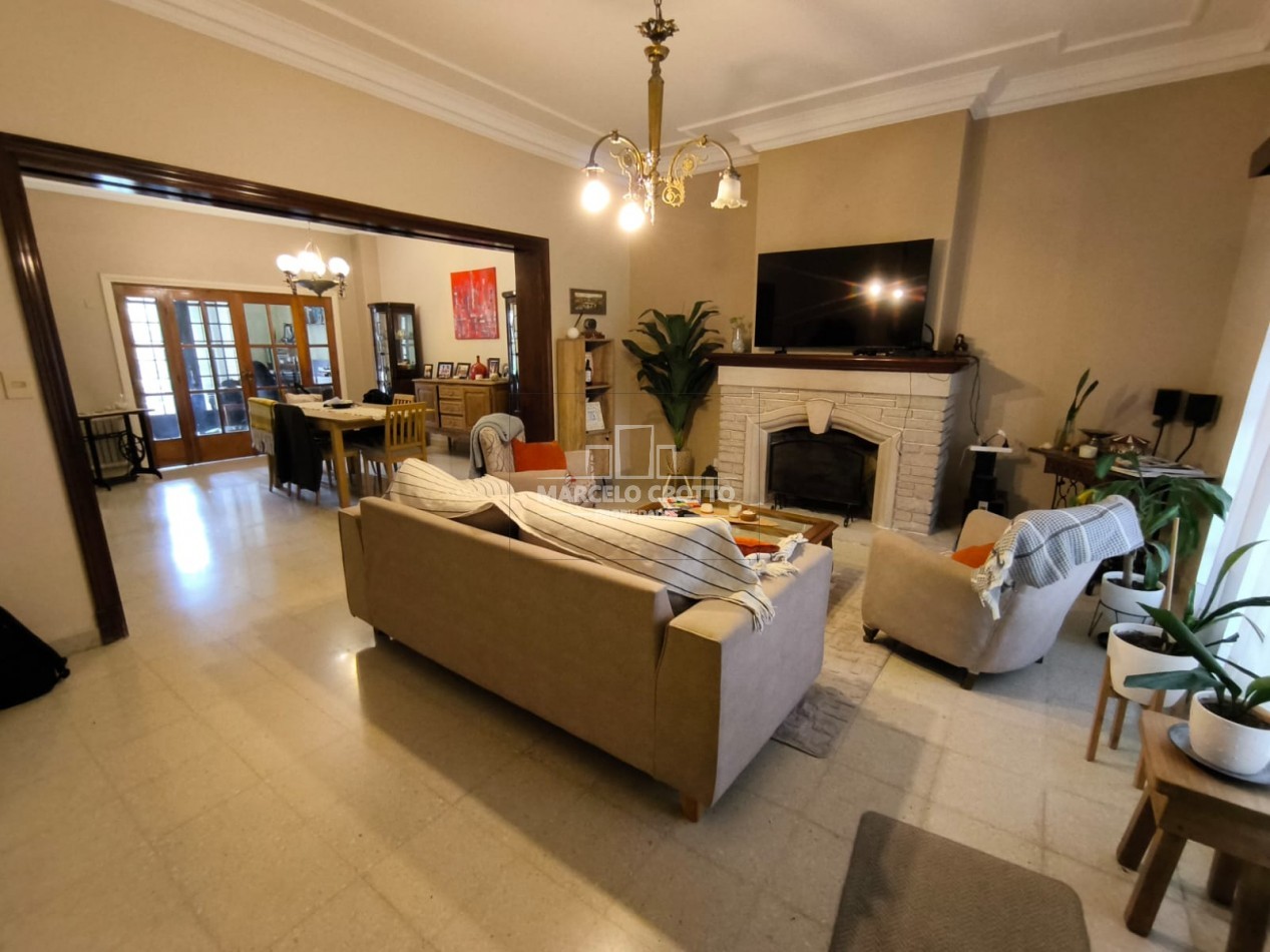 CHALET 5 AMBIENTES C/DEPENDENCIA, DOS PLANTAS CON GARAGE Y PARQUE
