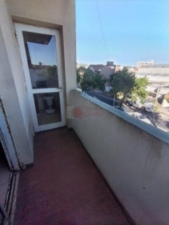 DEPARTAMENTO 4 Ambientes con balcon al frente 