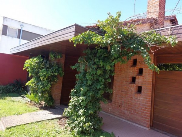 CHALET 4 Amb. con garje , quincho con parrilla pasante y parque 