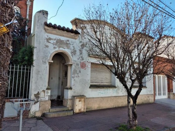 CASA 3 ambientes a reciclar o demoler 