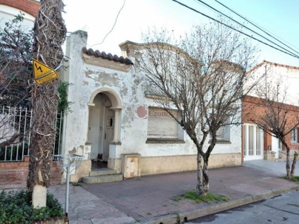 CASA 3 ambientes a reciclar o demoler 