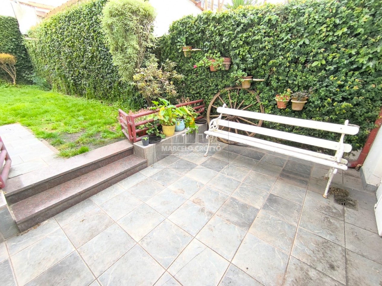 CHALET 5 AMBIENTES C/DEPENDENCIA, DOS PLANTAS CON GARAGE Y PARQUE