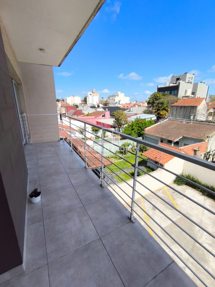 ALQUILER VIVIENDA DEPARTAMENTO 2 AMBIENTES AMPLIO LUMINOSO CON COCHERA