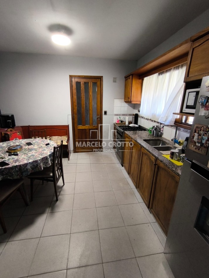 VENTA CHALET 3 AMBIENTES GARAGE PARQUE QUINCHO Y PILETA, BARRIO VILLA PRIMERA