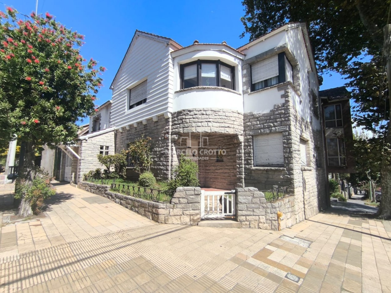 VENTA DE CASA EN  PH PLANTA BAJA (SOLO 2 UNIDADES) 4 AMBIENTES GARAGE Y PATIO, BARRIO LA PERLA