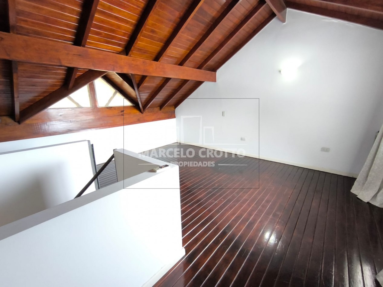 ALQUILER DUPLEX 3 AMBIENTES CON ENTRADA DE VEHICULO SEMICUBIERTA, PARRILLA Y PATIO