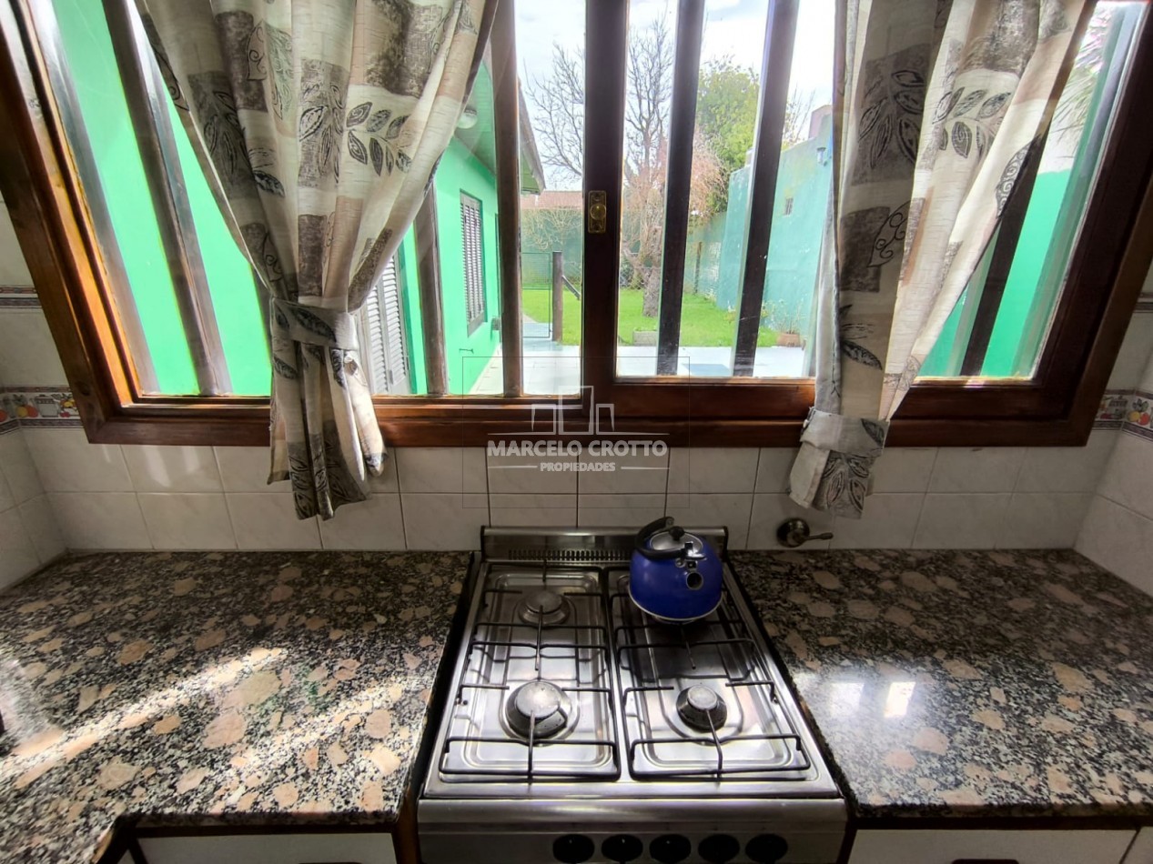 VENTA DE CHALET 3 AMBIENTES CON GARAGE DOBLE, PARQUE PATIO Y PARRILLA BARRIO CONSITUCION
