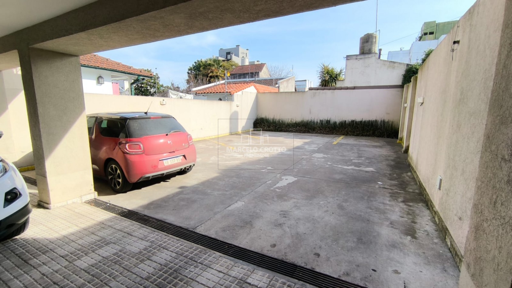 SEMIPISO DE 2 AMBIENTES CON BALCON A LA CALLE Y COCHERA BARRIO CHAUVIN